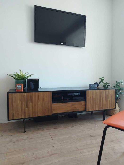 Móvel de sala em madeira maciça