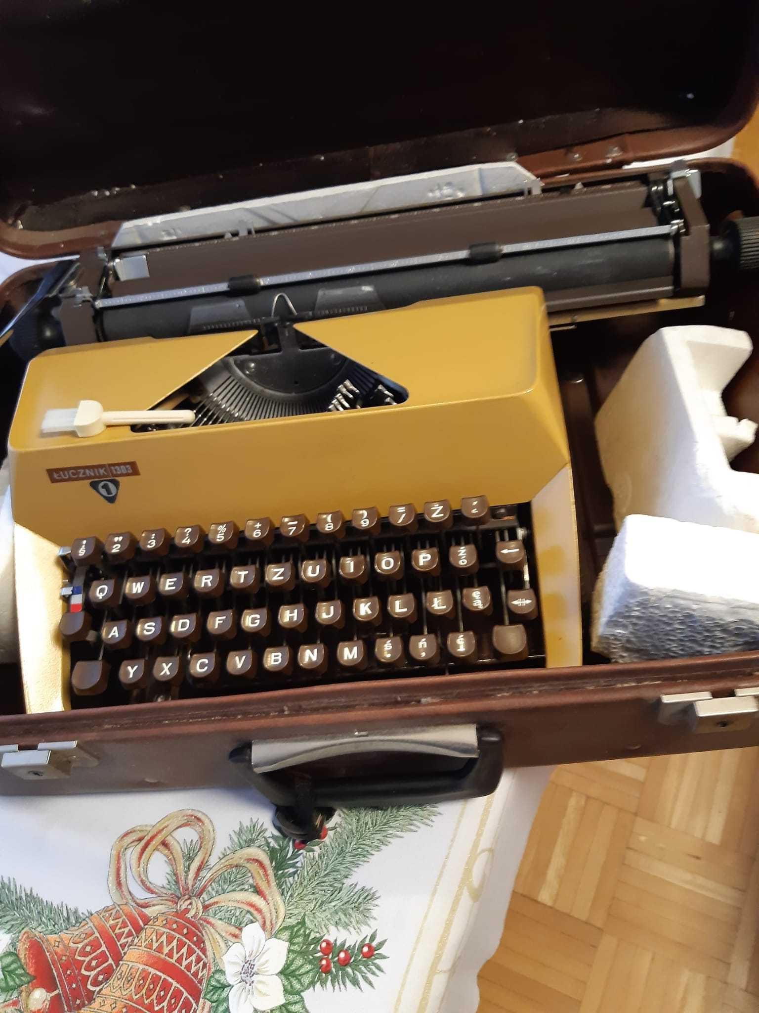 Maszyna do pisania Łucznik 1303 z walizką