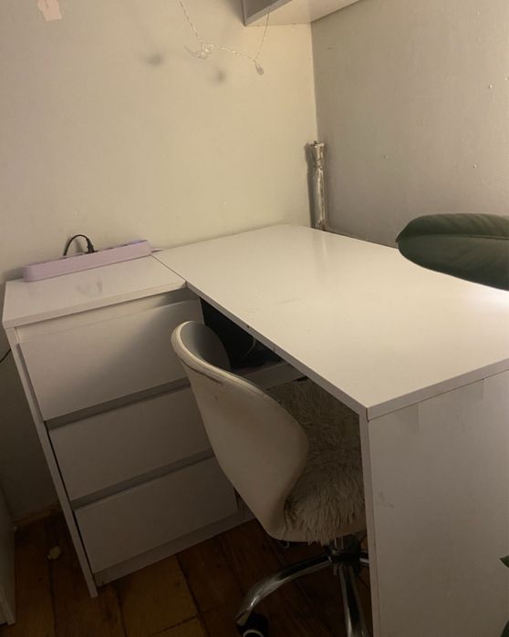 Biurko narożne z półką na ścianę