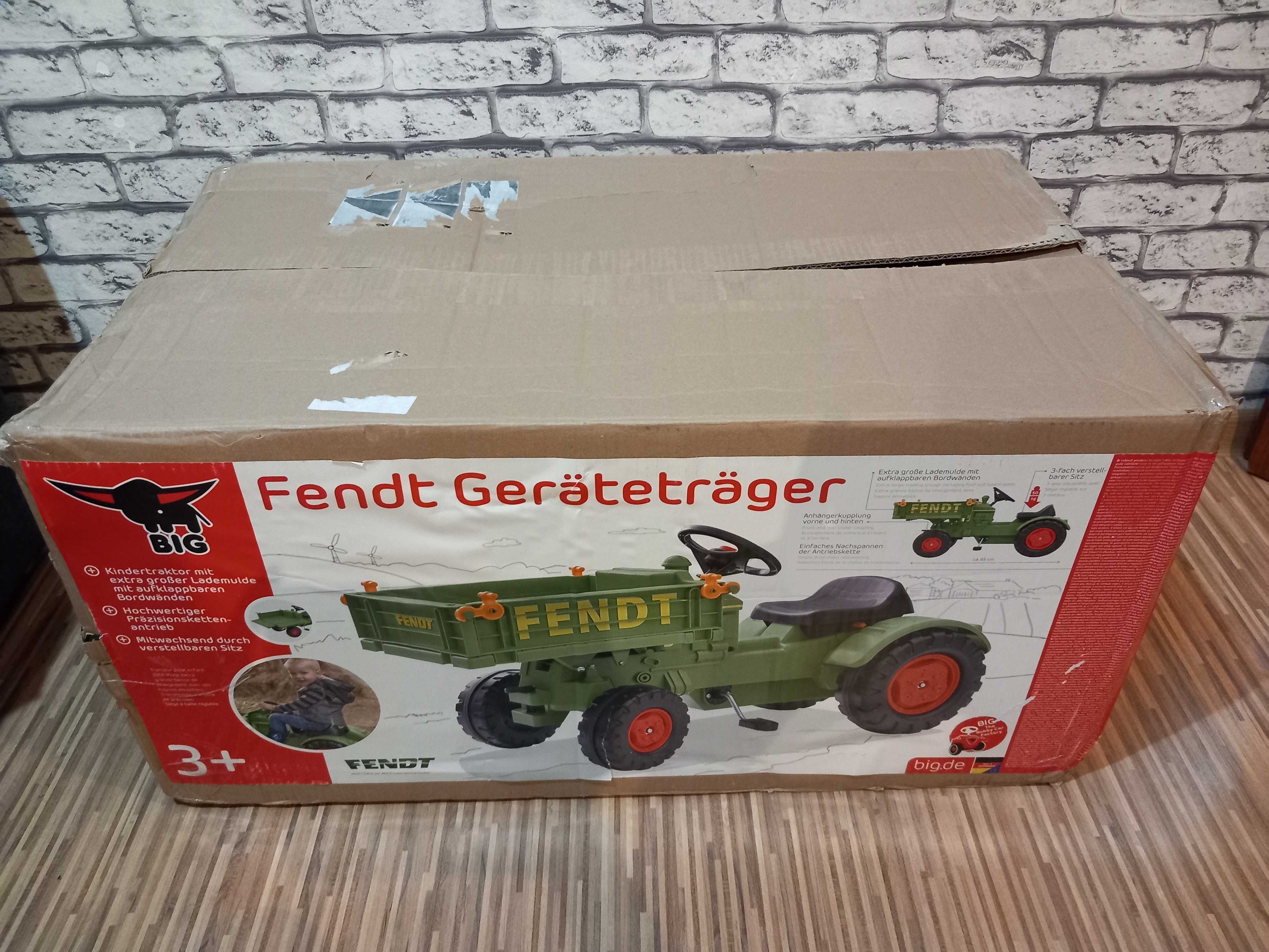 BIG Fendt Traktor na pedały z napędem, platformą i klaksonem
