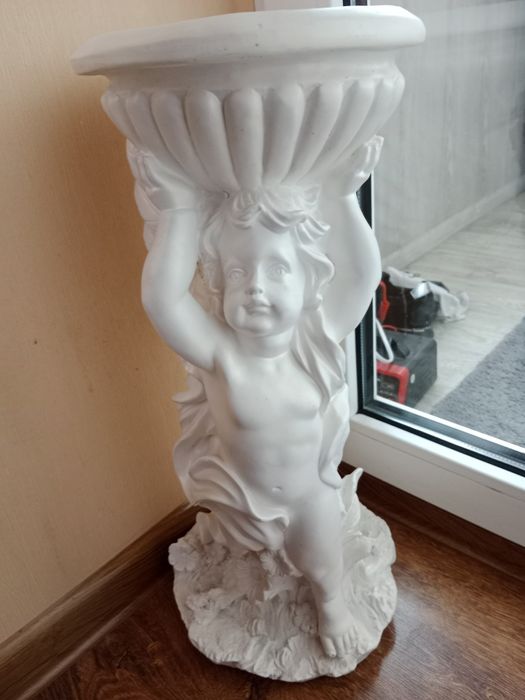 Статуя ангела під квіти