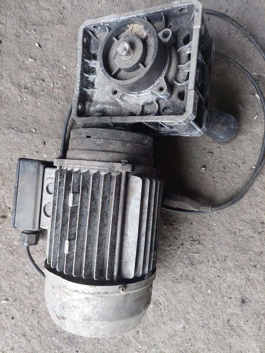 Sprzedam przekładnię motoreduktor 230v