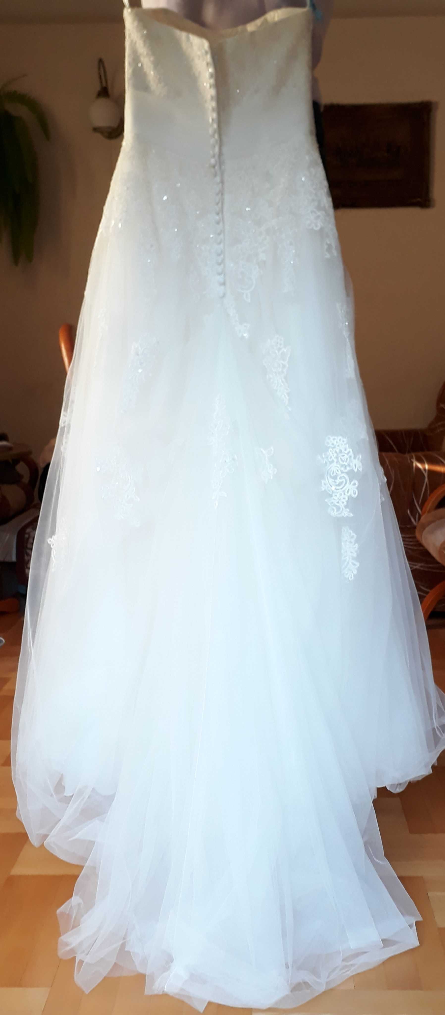 Suknia ślubna w kolorze kości słoniowej, z piękną hiszpańską koronką