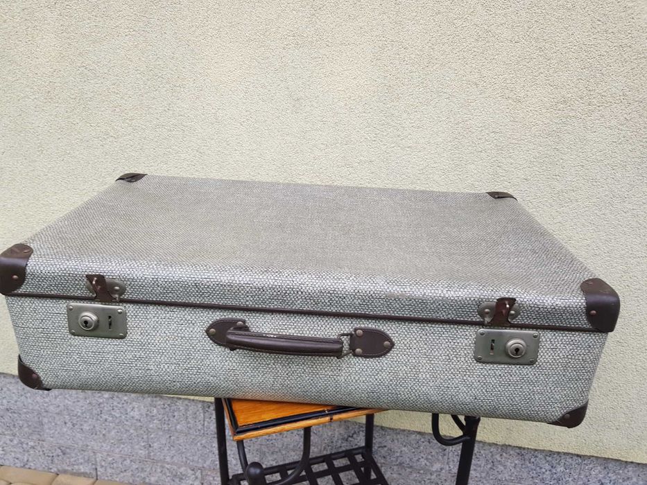 Stara  walizka w kratke biało- czarną