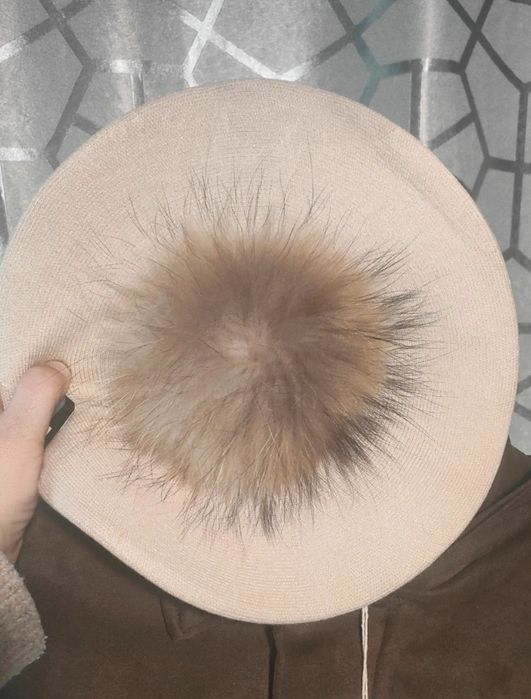 Beżowy beret z pomponem nowiutki