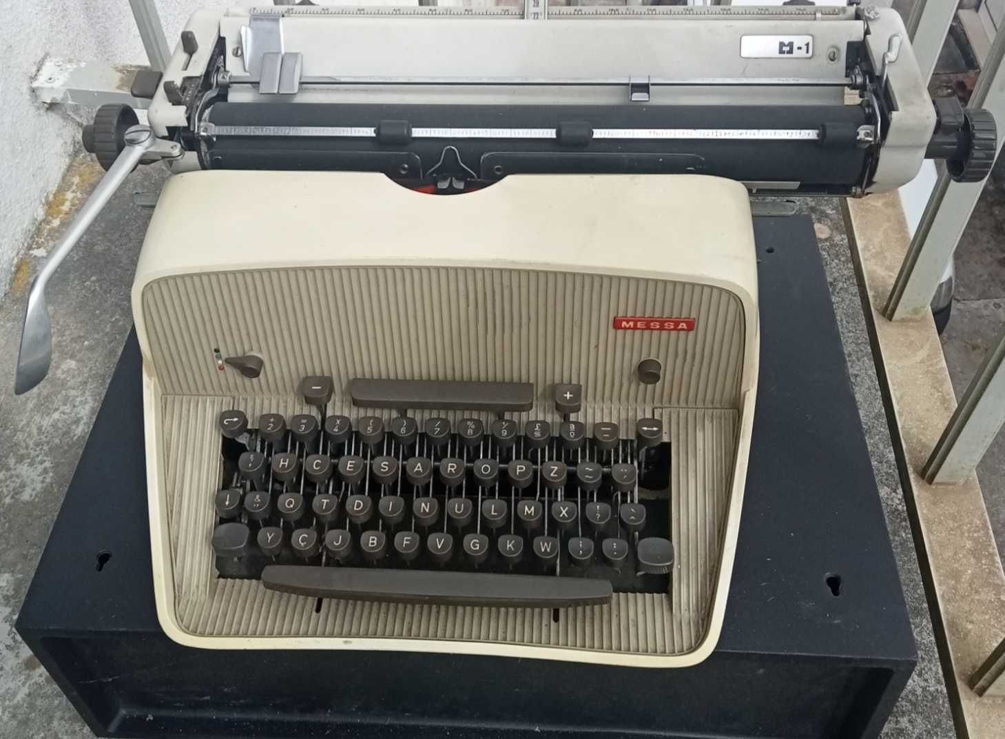 Máquina de escrever Messa M8 antiga