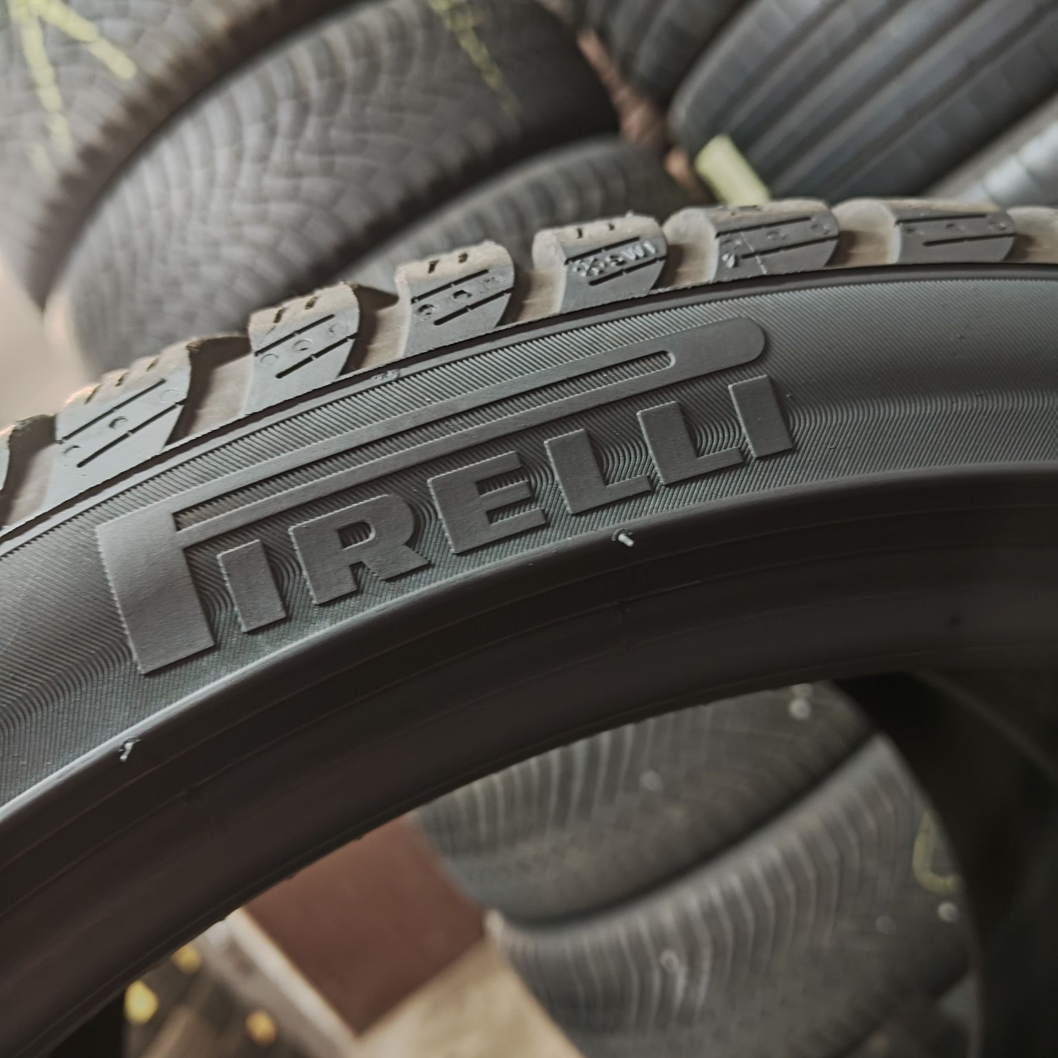 225/40/19 XL Sprzedam parę opon zimowych Pirelli