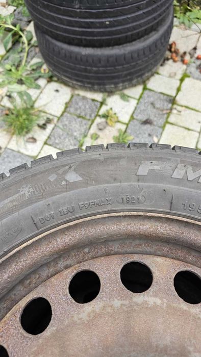Komplet opon zimowych 195/60R15 Firemax FM805+ z felgami
