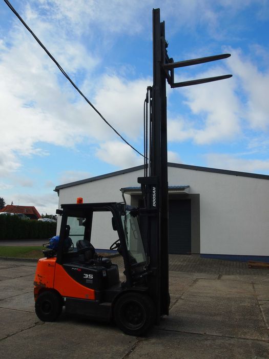 Wózek widłowy Doosan 3.5T, Gaz, wolny skok, maszt triplex, SPROWADZONY
