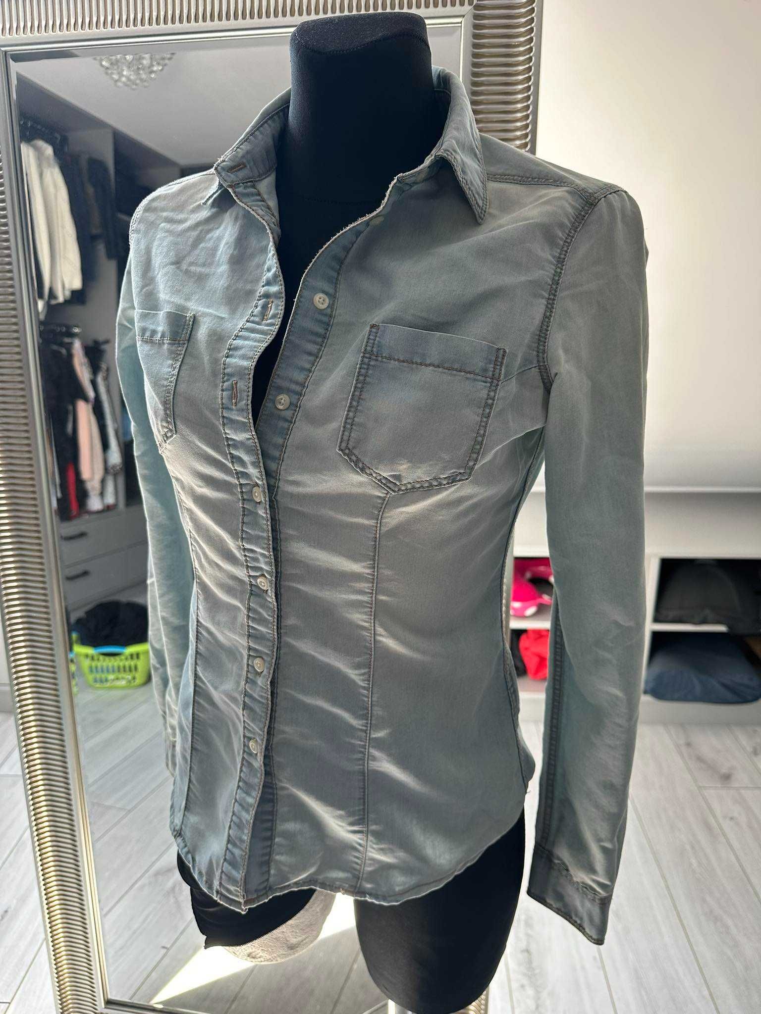 Koszula jeans damska z guzikami.