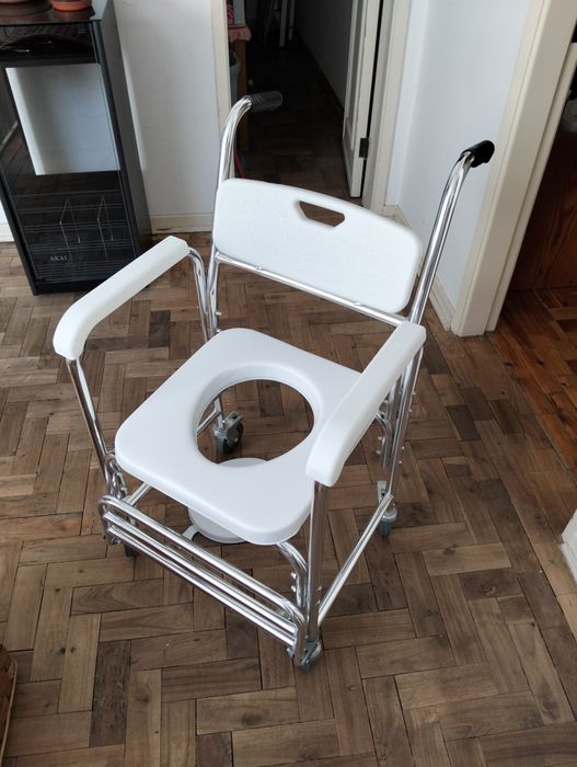 Cadeira sanitária de banho com rodas
