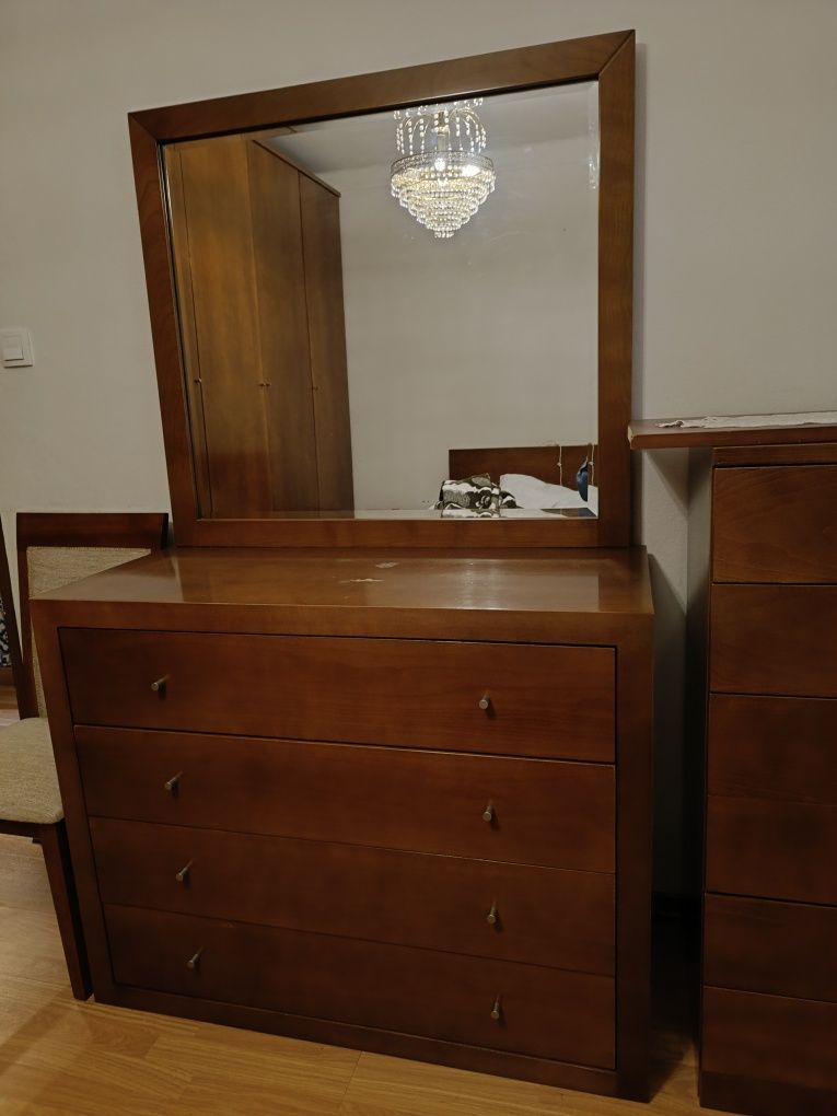 Quarto completo cama+2mesinhas de cabeceira+cómoda com espelho