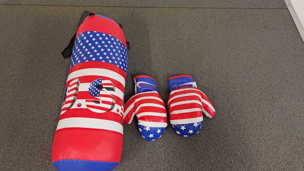 Saco de boxe pequeno + luvas