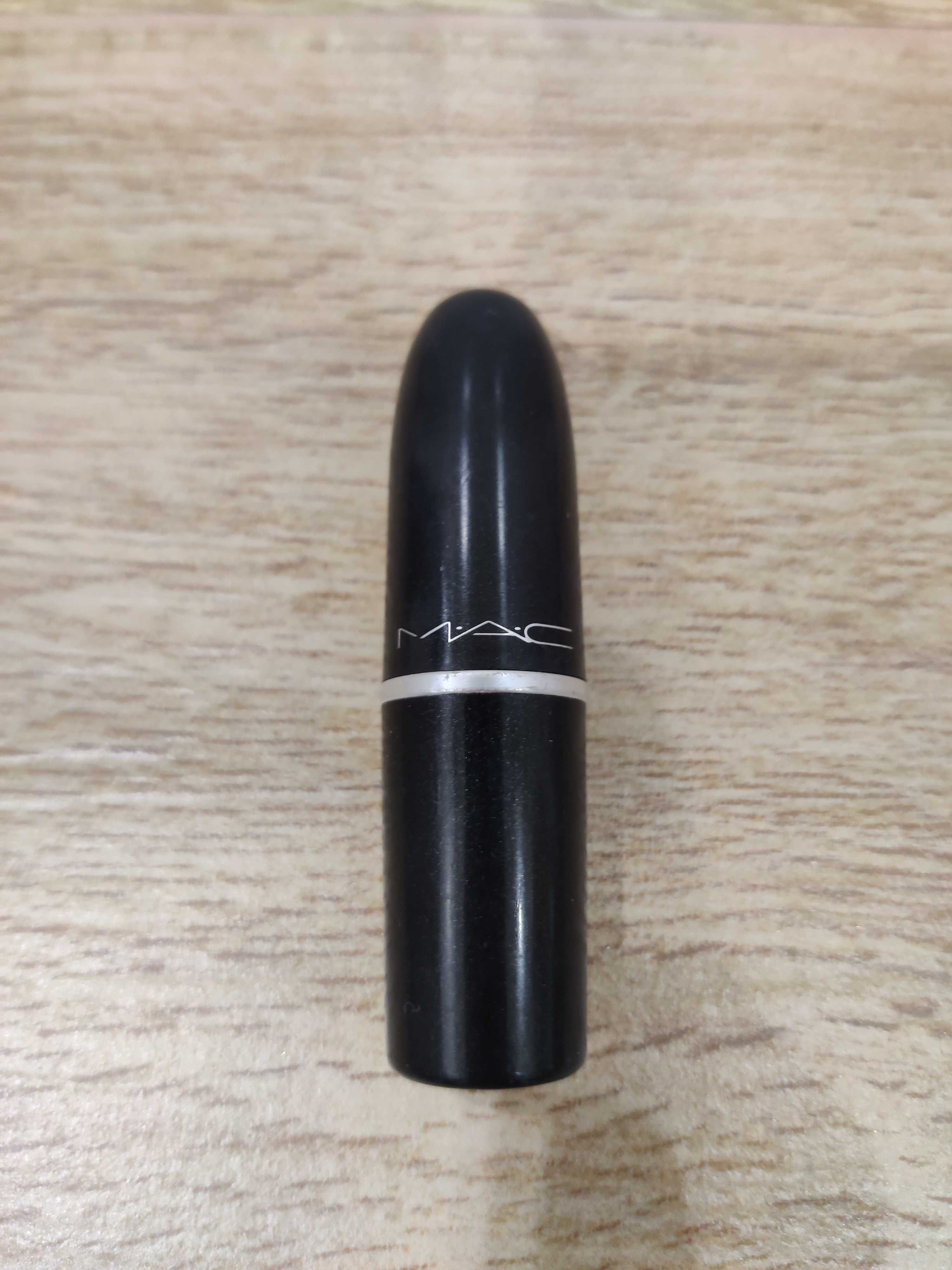 MAC Faux pomadka do ust satynowa