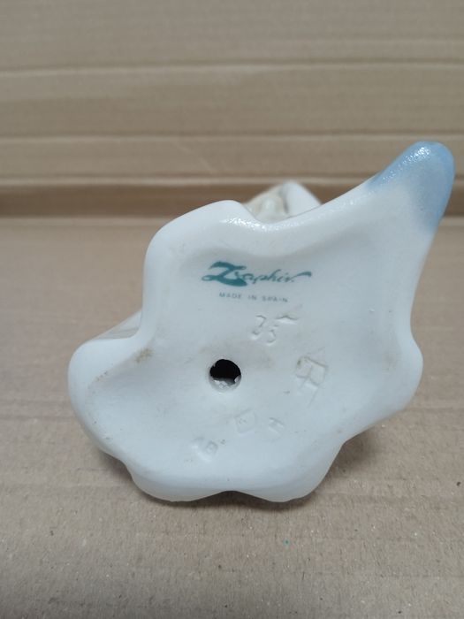 Статуэтка "Девушка со свёртком". Испания.