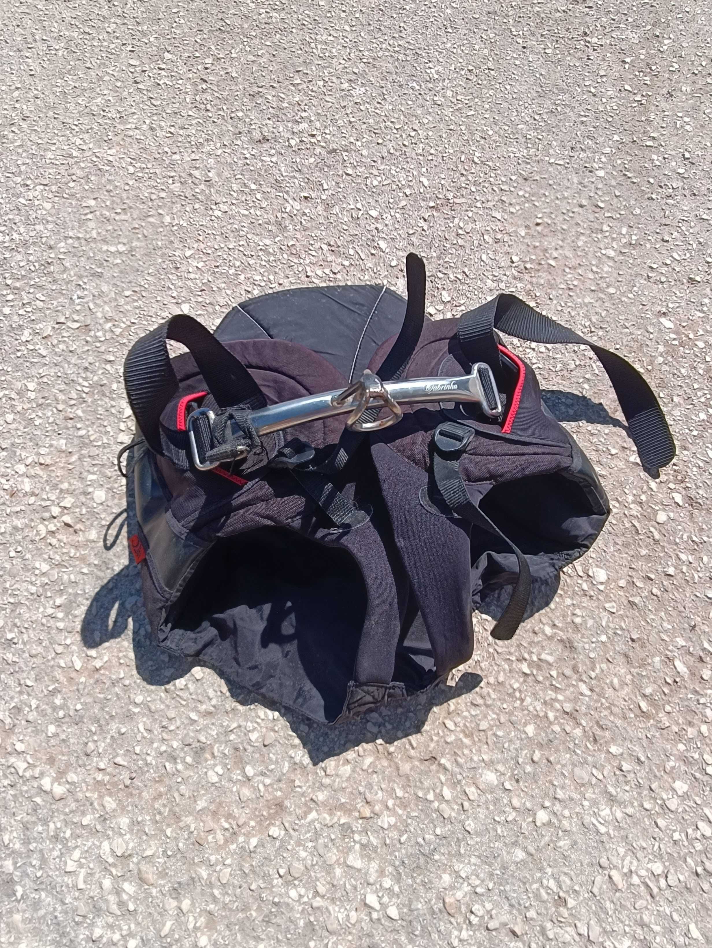 Vende-se trapézio de kitesurf Cabrinha, tamanho XL, em bom estado.