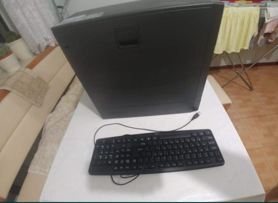 Komputer Fujitsu z Win7