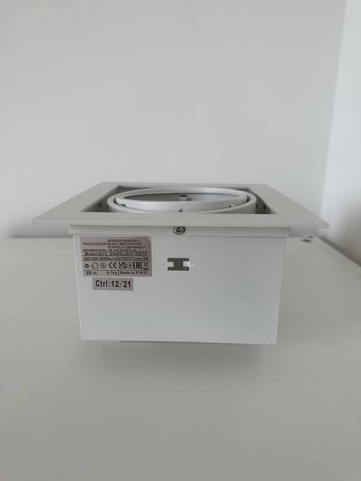 Biała lampa wpuszczana w sufit