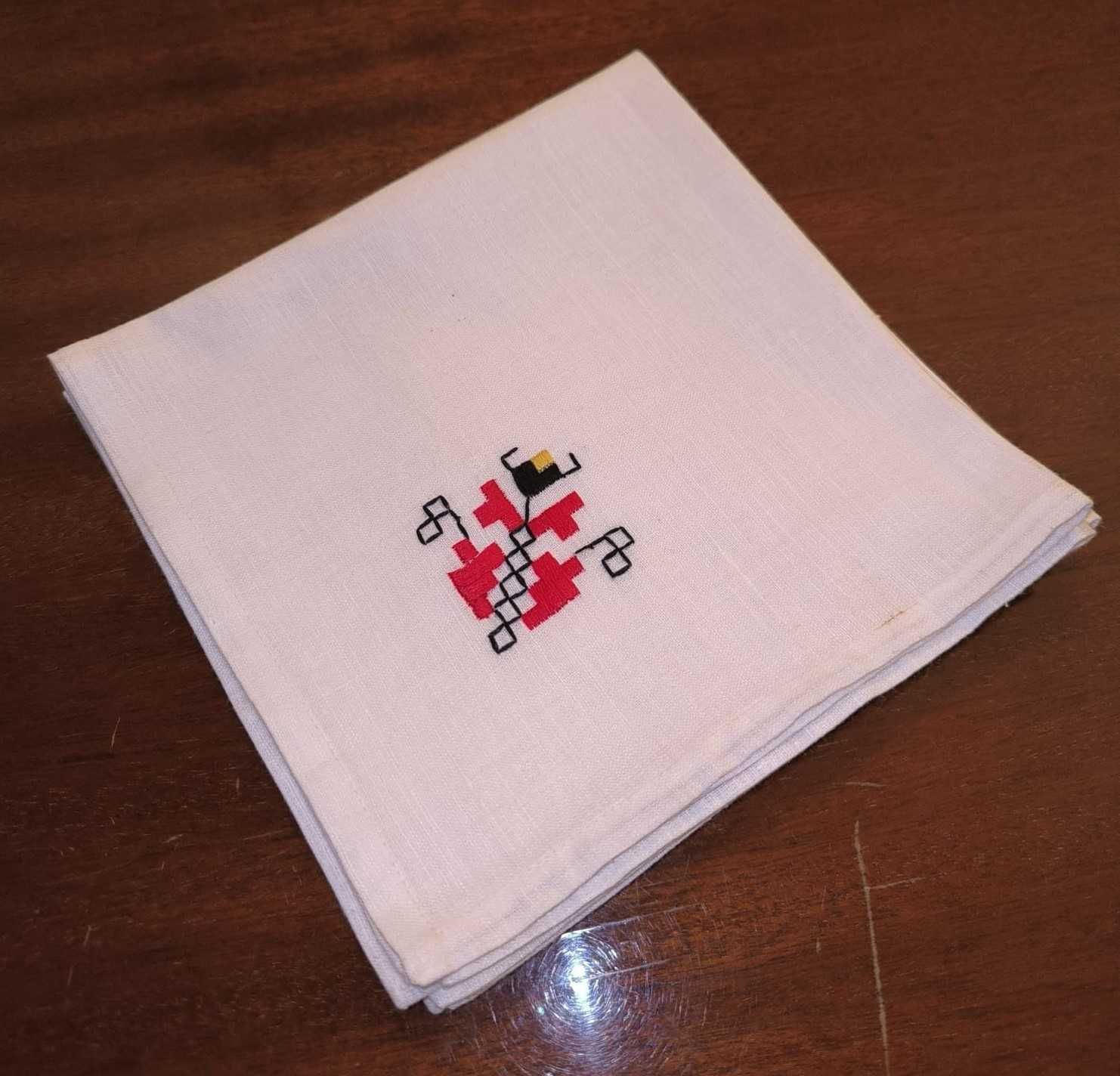 Białe serwetki 3 sztuki nowe haft czerwony czarny żółty