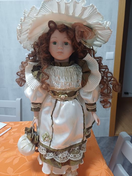 Uma boneca em porcelana
