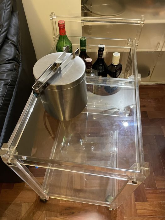 Carrinho de bebidas em acrilico