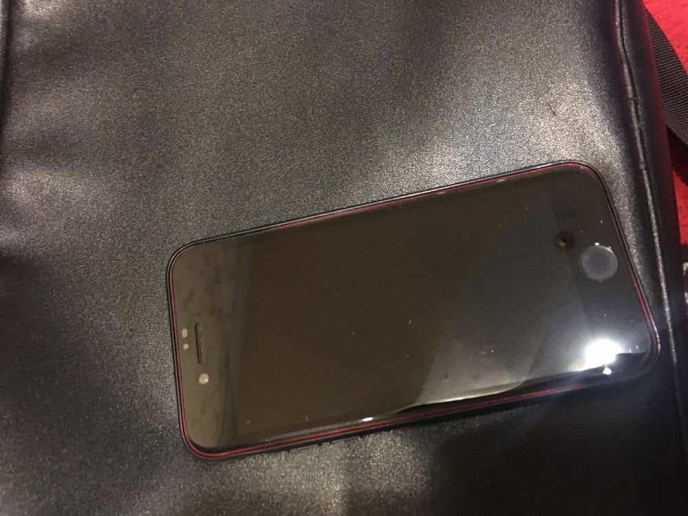 Iphone 8 64 gb червоний в гарному стані