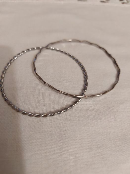 2 Pulseiras finas Prateadas.