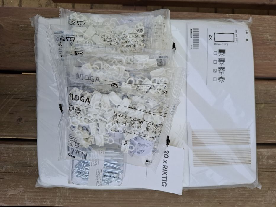 Corrediça e gancho branco ikea para cortinado