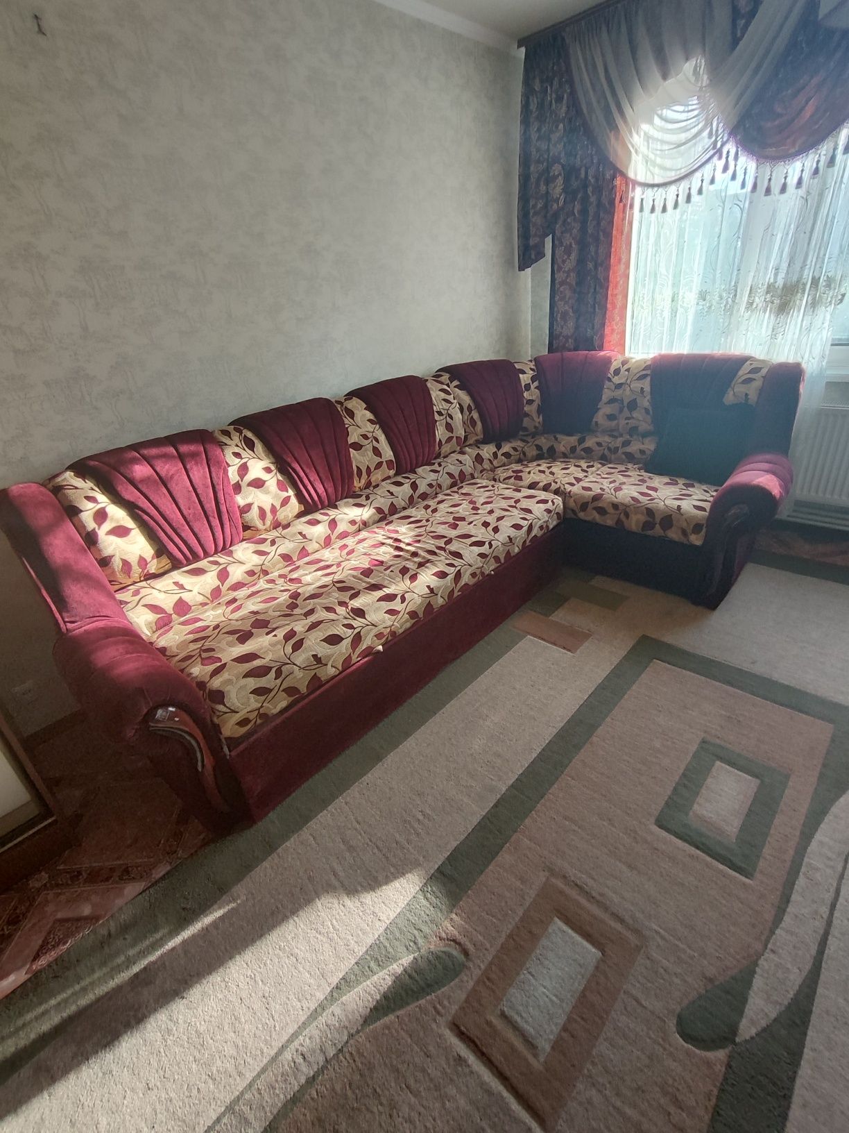 Диван розкладний угловий, шкаф трьох дверний.