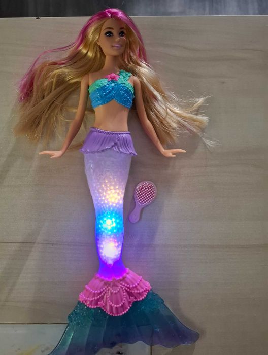 Laleczka syrenka ze świecącym ogonem