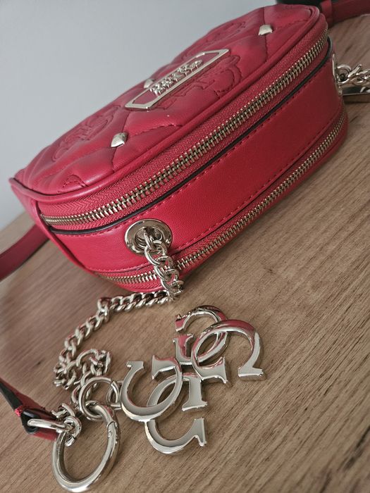 Czerwona torebka Guess model Shanina listonoszka
