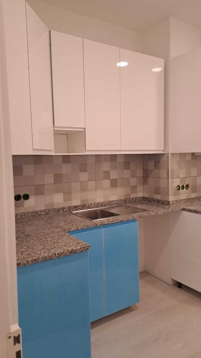 Arrendenda-se T2 Almirante Reis totalmente remodelado.