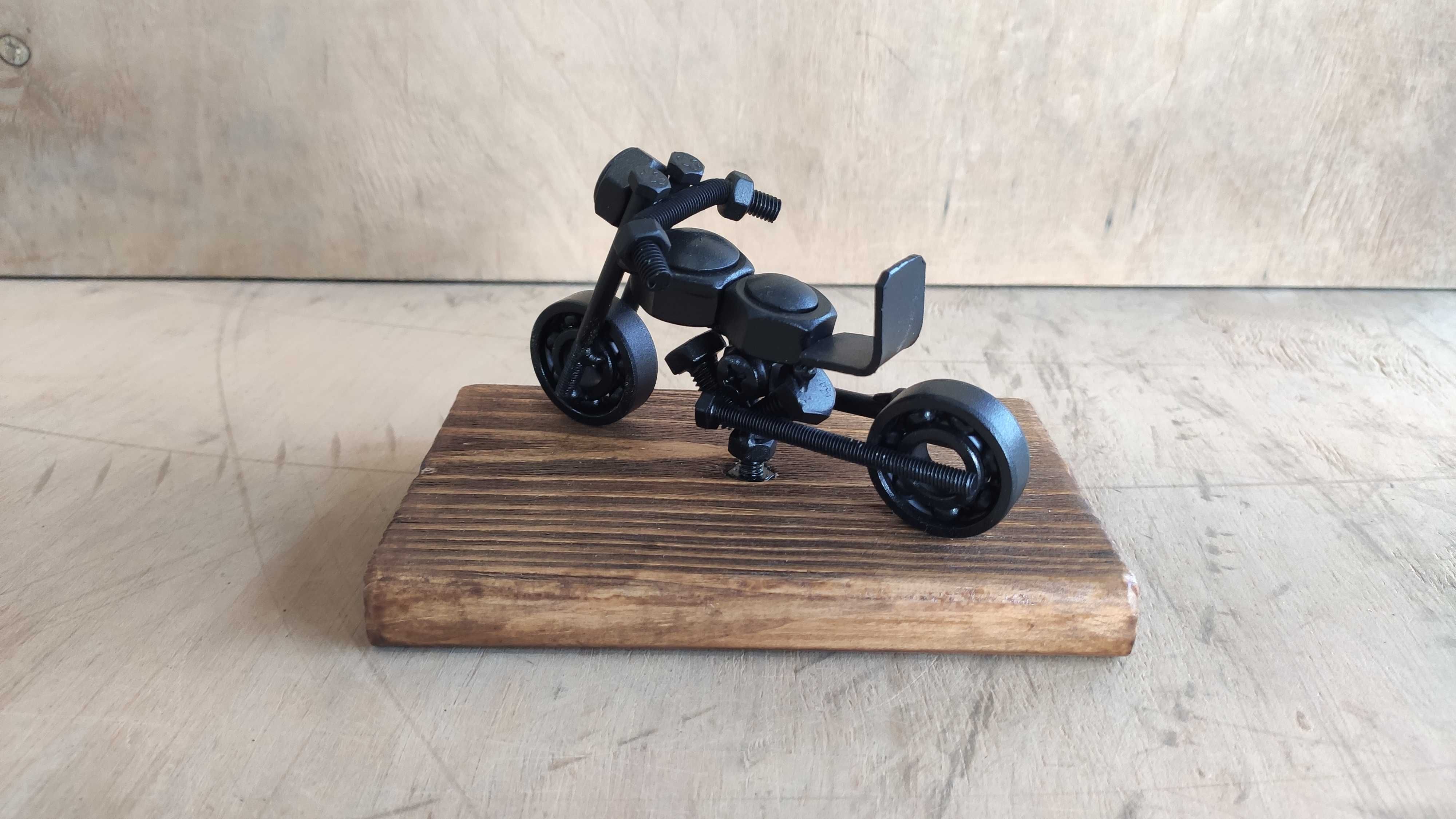 Metalowa figurka motor ze śrubek, [Metaloplastyka]