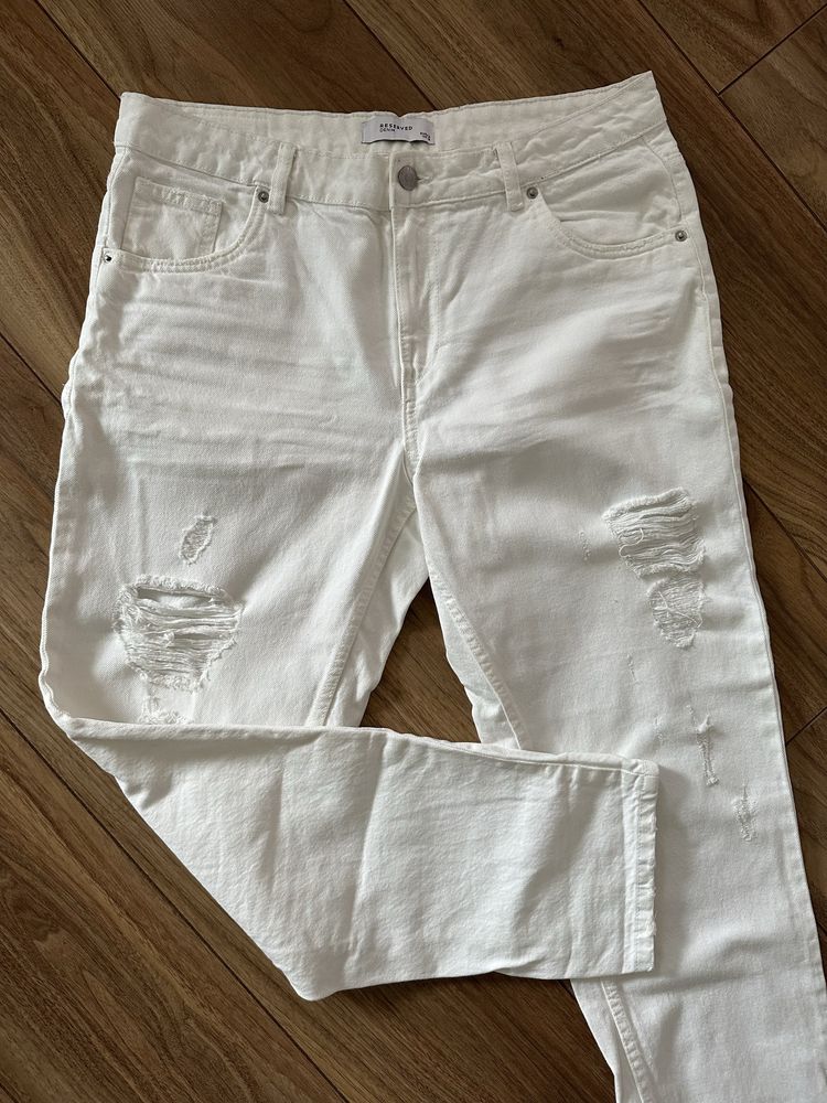 Białe boyfriend jeans
