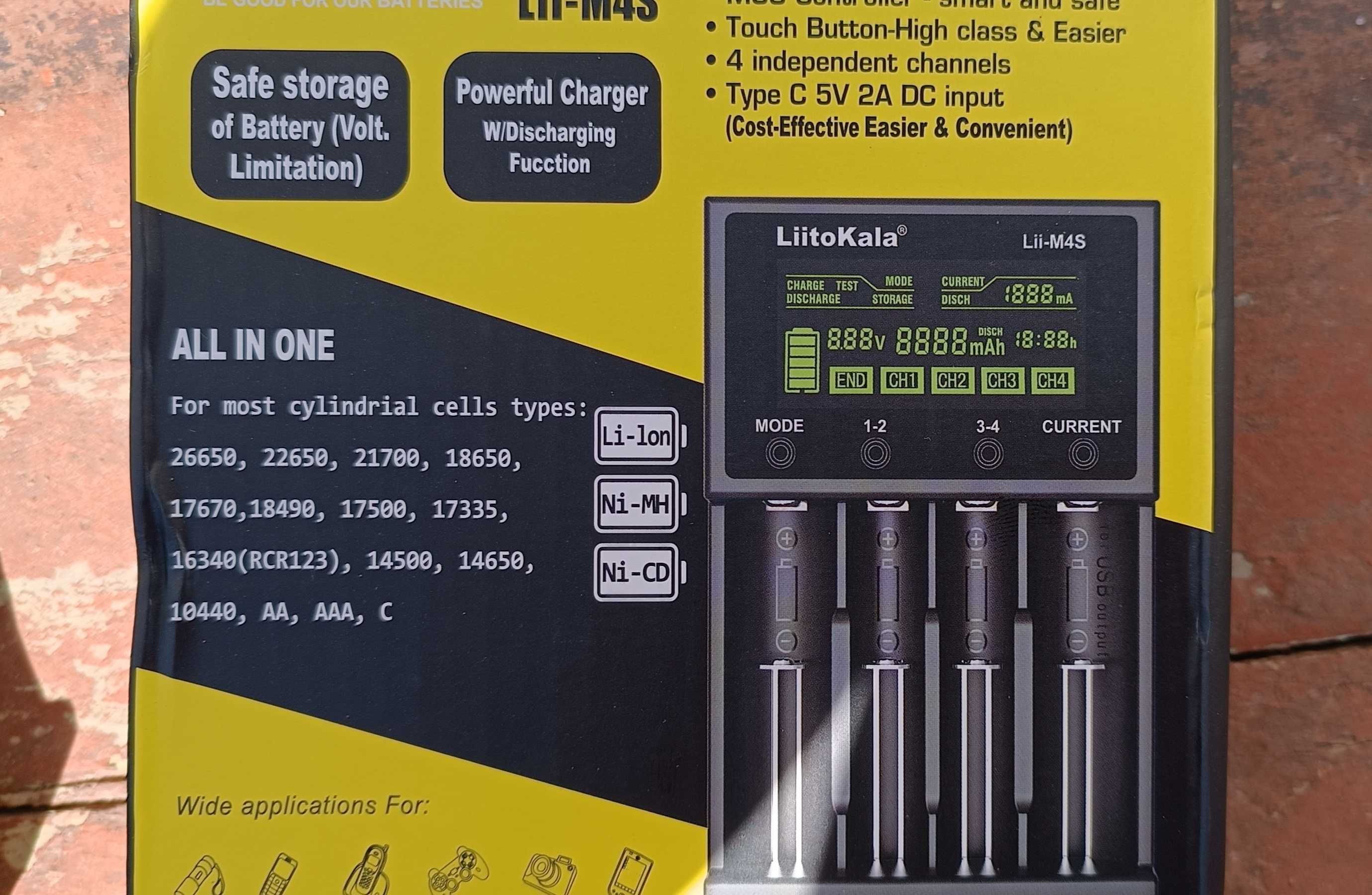 Зарядний пристрій для акумуляторів 18650 /  батарей / LiitoKala Lii-M4