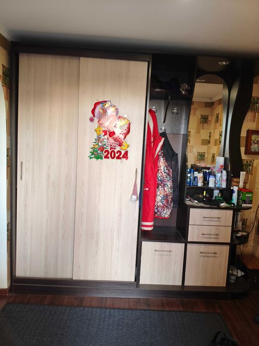 Продам шафу у вітальню. В гарному стані . Розміри 2.20  / 1.95/ 50см