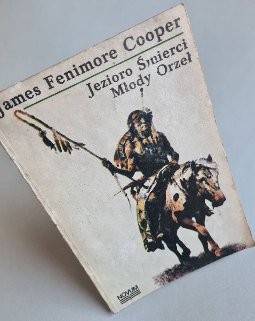 Jezioro śmierci. Młody orzeł - James Fenimore Cooper