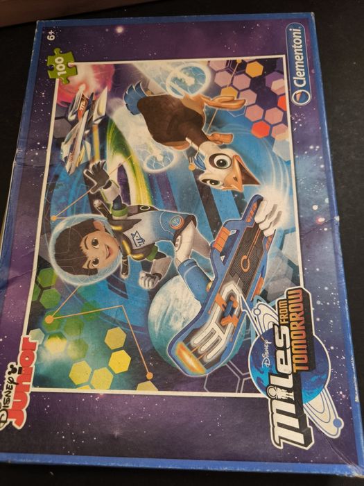 Puzzle Clementoni Disney Junior Miles 100 Peças.
Puzzle de 100 peças d