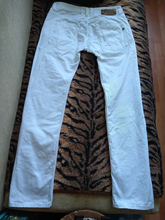 Białe męskie spodnie włoskiej firmy RAEA