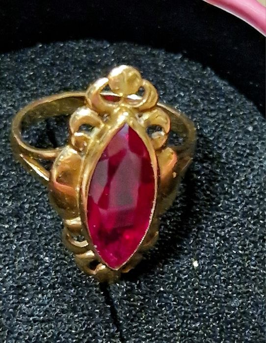 Pierścionek złoty z naturalnym rubinem – vintage PRL, próba 585, 4.76g