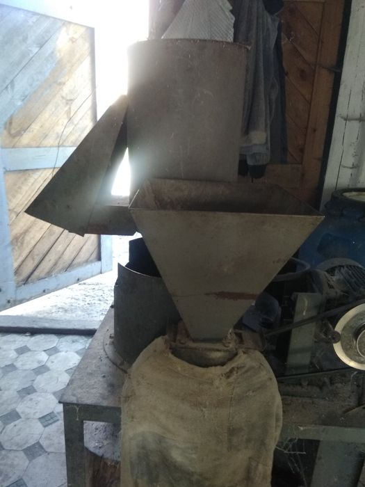 Універсальний подрібнювач кормів/мельниця