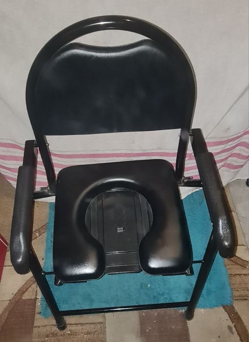 Krzesło toaletowe tapicerowane składane AR-102