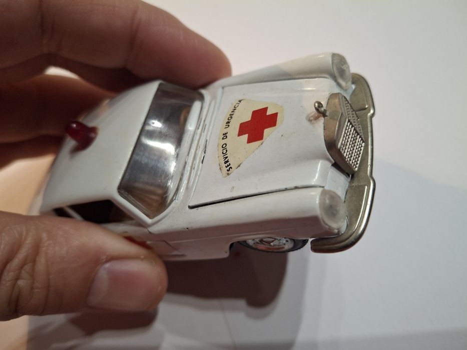 Miniatura pilen mercedes 250 coupe ambulância