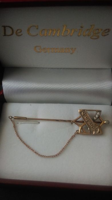 Подарок золотая заколка значок с цепочкой и 3 бриллиантами.