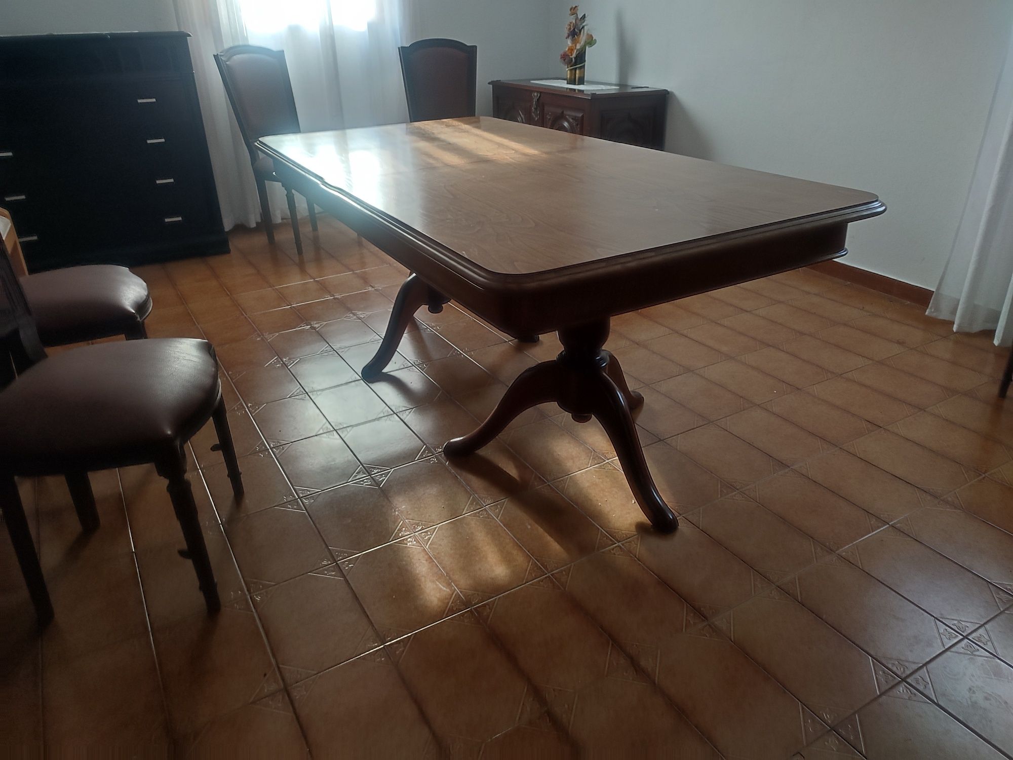 mesa em Madeira com cadeiras