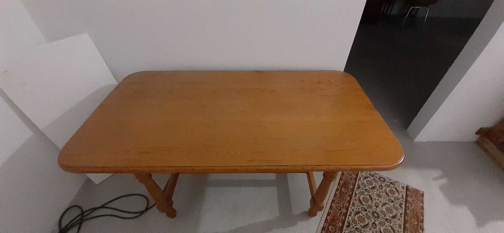 Mesa para cozinha ou sala em madeira