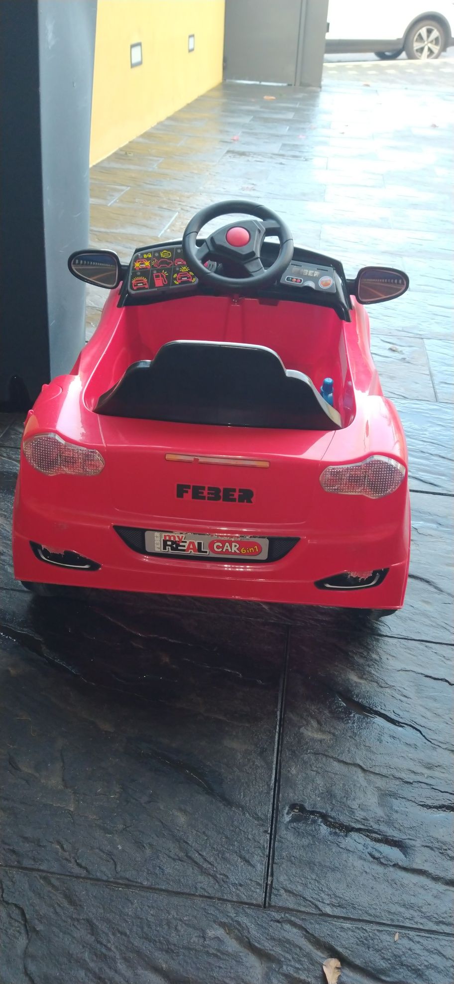 Carro Feber com acessórios para brincar