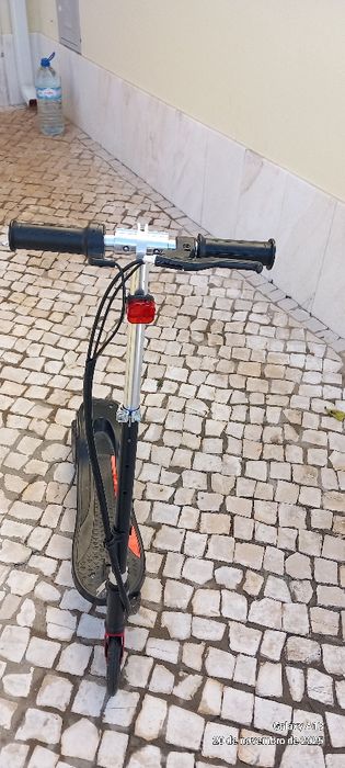 Trotineta elecrica preta.