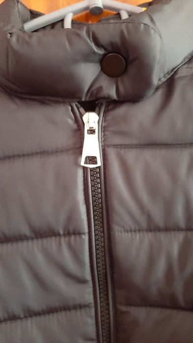 Чорна осіння стьобана куртка