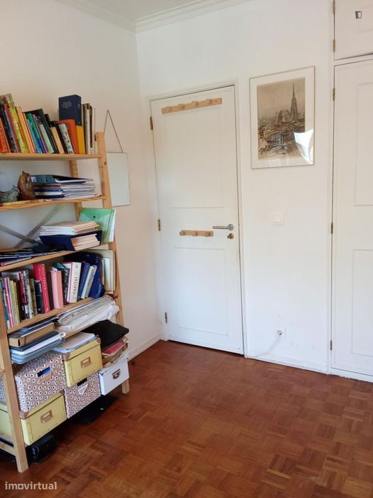 Quarto - localizado em Oeiras Lisbon